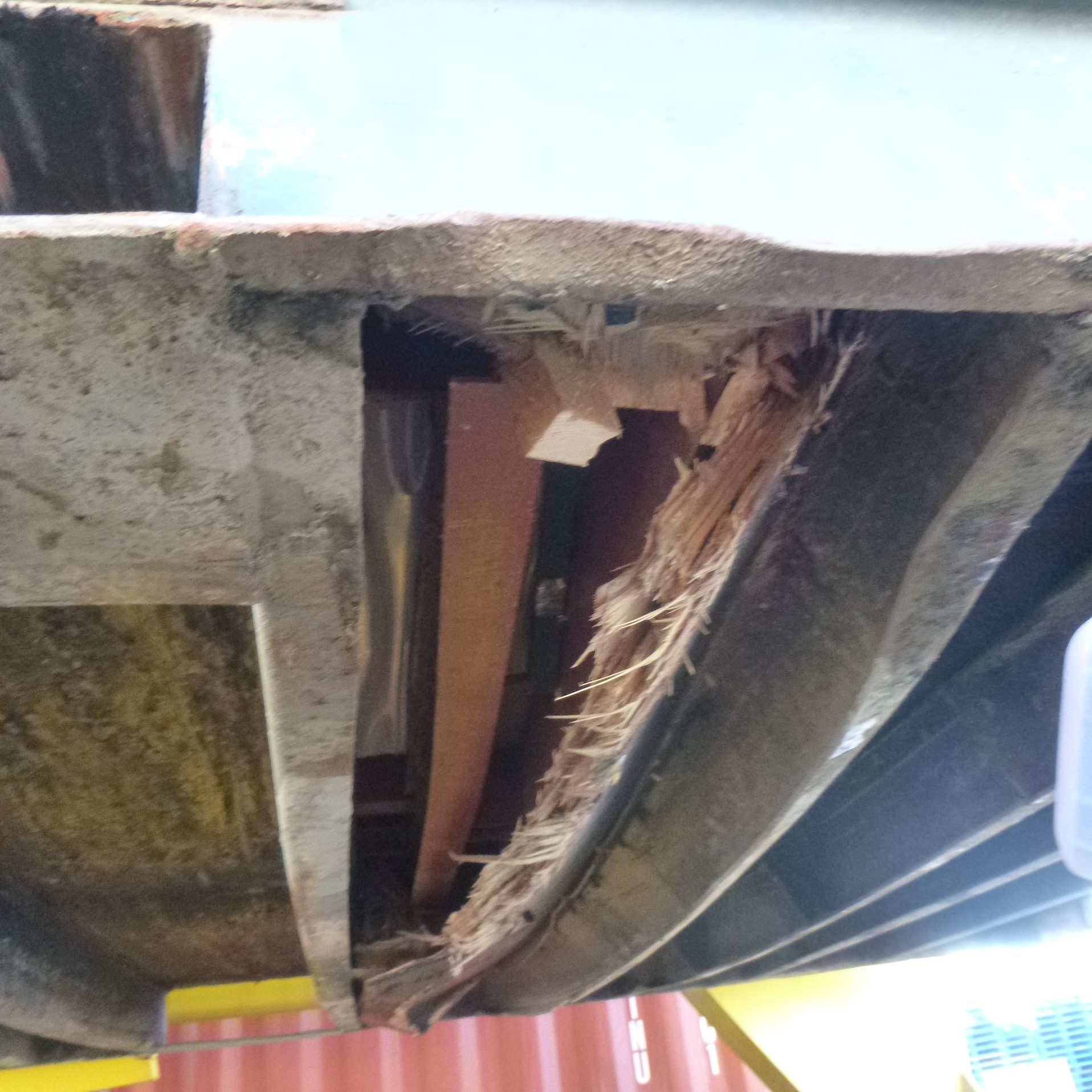 2019 damage container broken glass